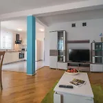 Apartamento 2 Bedroom Awesome In